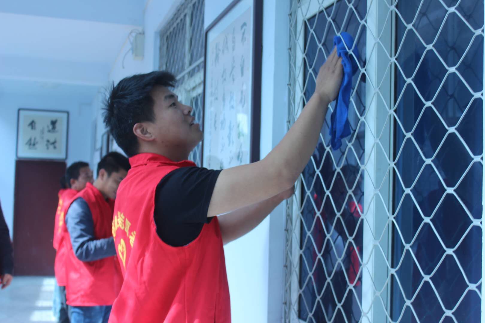 灵宝市函谷关镇社区服务志愿者积极参加公益劳