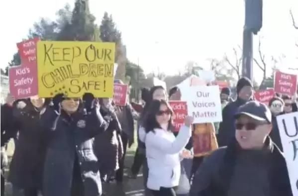 华裔男子大庭广众飞踹老人，华人在加拿大形象再度破碎！