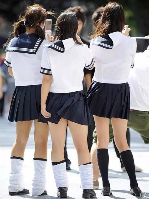 裙子走来走去,小短裙无处不在,日本女生校服为什么设计那么短紧露呢?