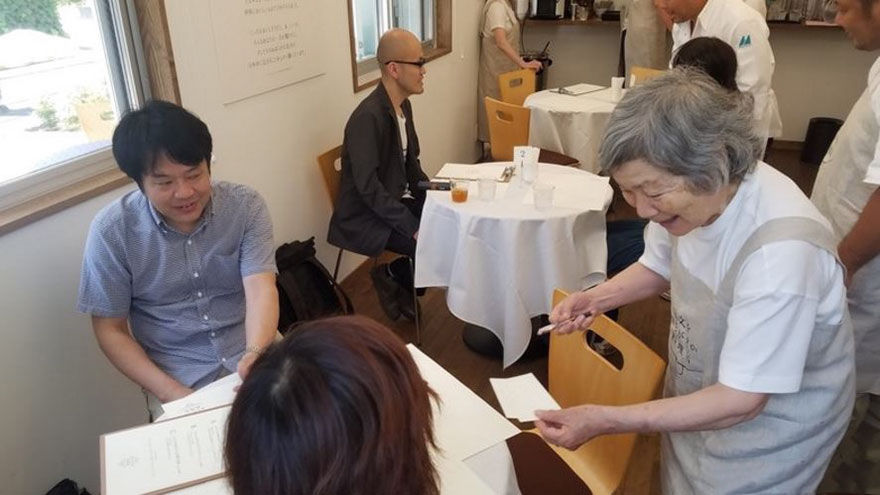 日本一家餐厅服务员全是痴呆症老人,点菜和最