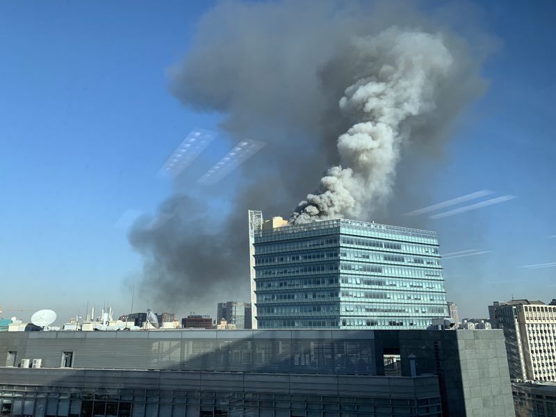 中关村一办公楼顶部起火 目前已得到控制_【快