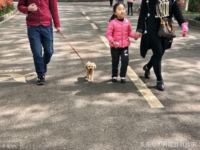 陪着8岁女儿逛街，她指着一位流浪汉喊爸爸，追上去一看愣住了