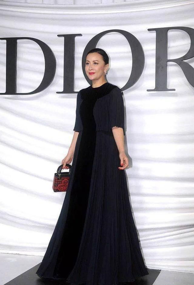 baby穿肉色透视裙现身时尚活动,旁边的景甜穿