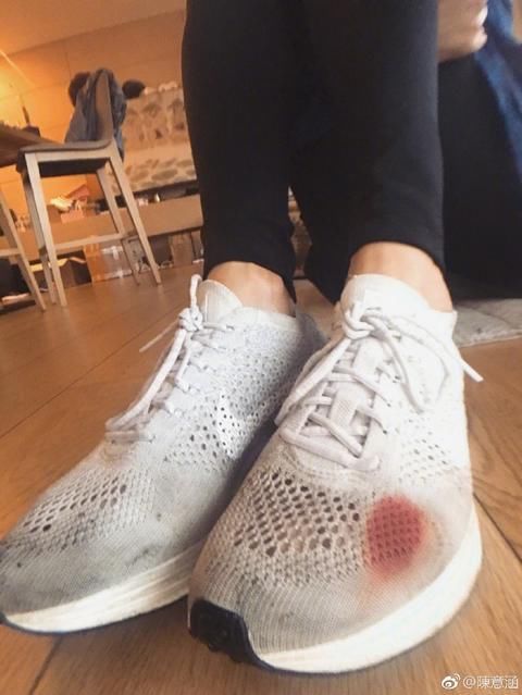 陈意涵居然穿破了洞的袜子,不要面子的吗