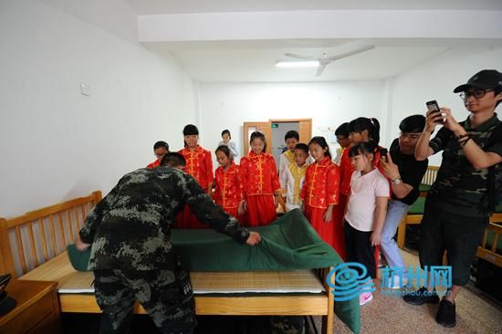 感受强国强军 杭州小伢儿牵手网络大咖进军营