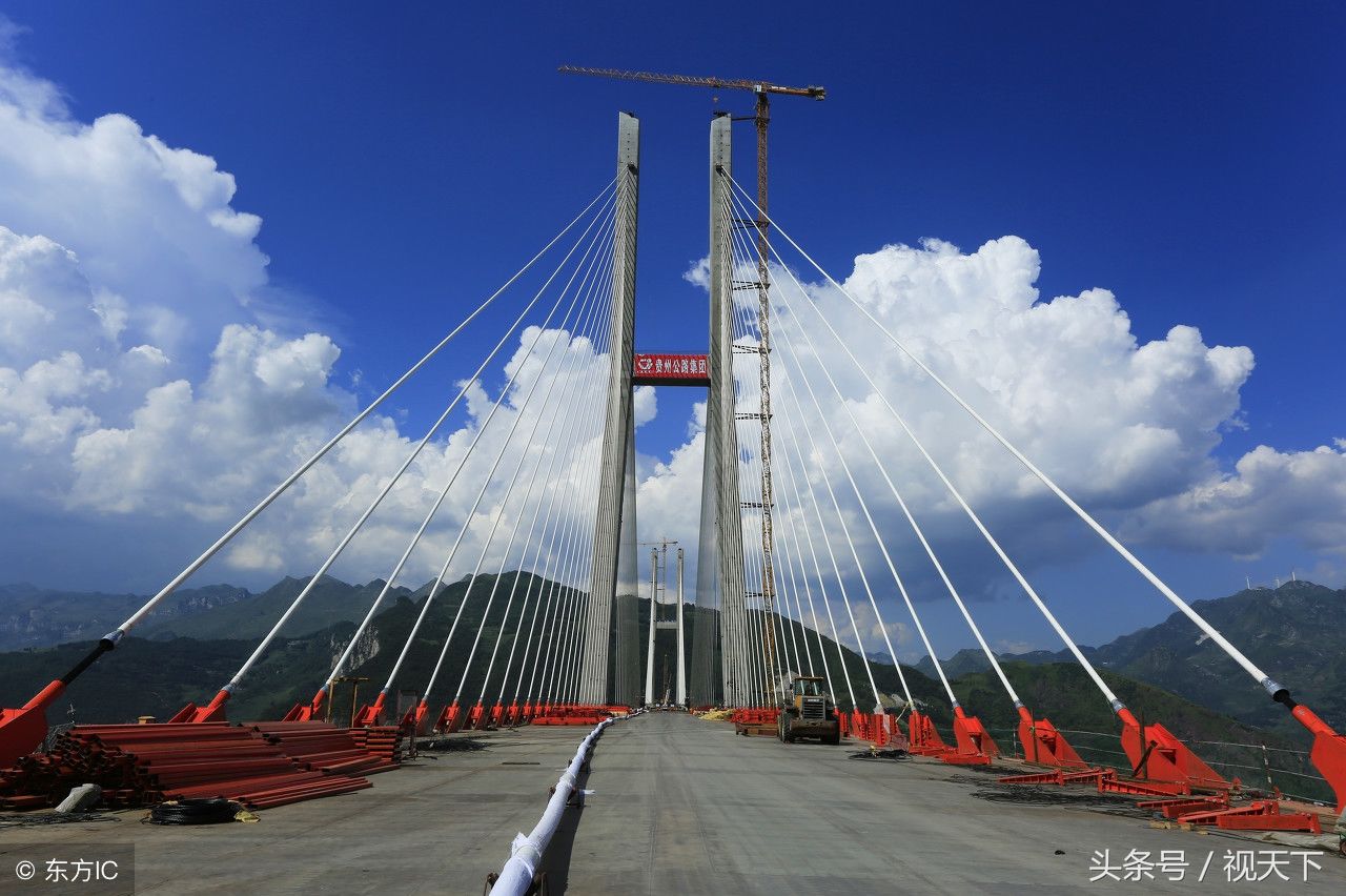 云贵两省通力建成云中大桥，垂直高度565米，高空看是薄薄纸片