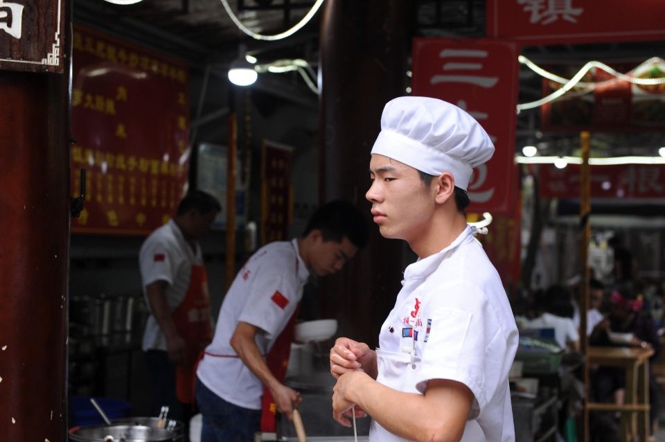 成都“拉面小哥”成景点，每天门前观众络绎不绝