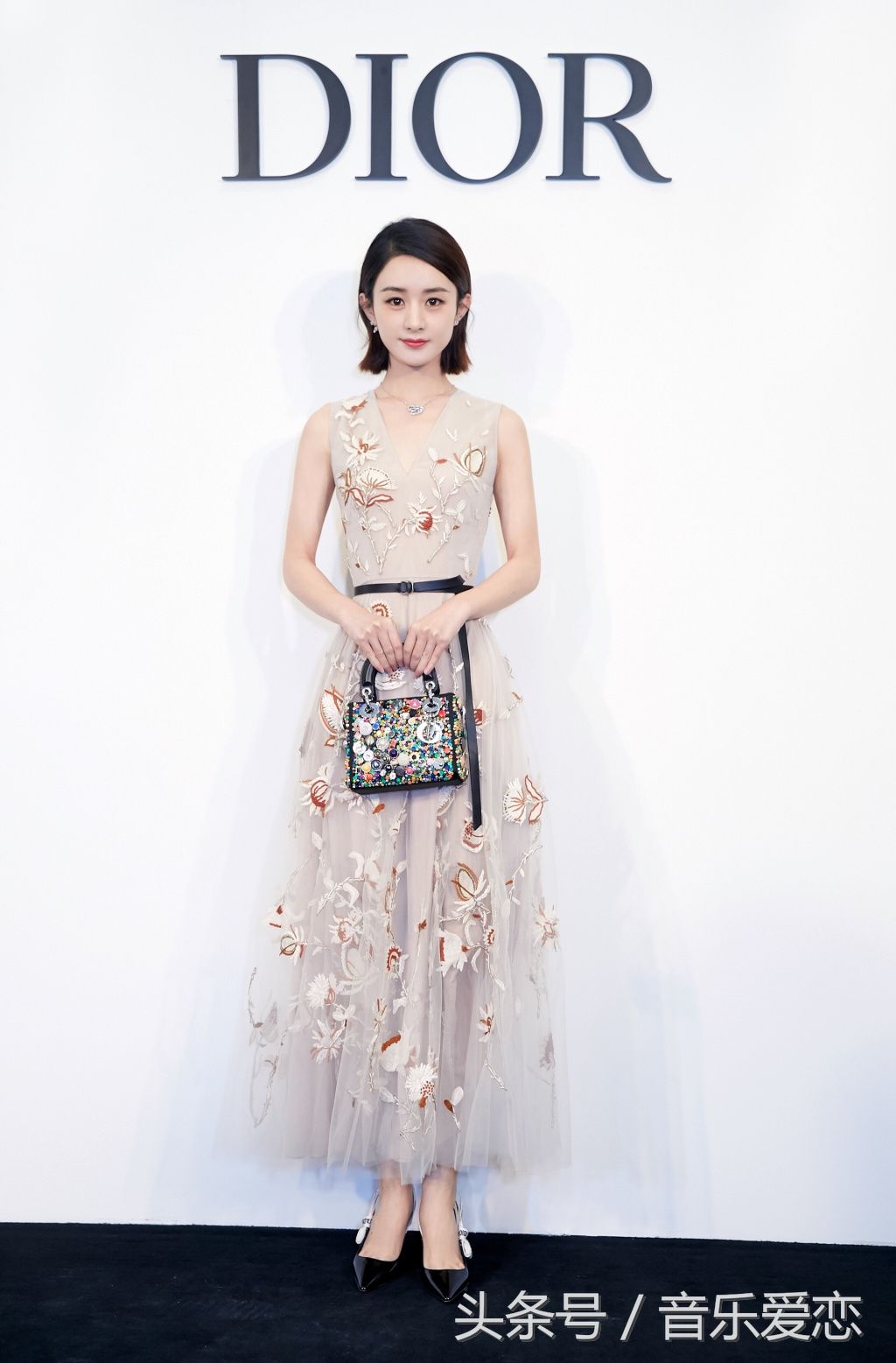 美爆有没有?赵丽颖深V刺绣长裙礼服活动现场