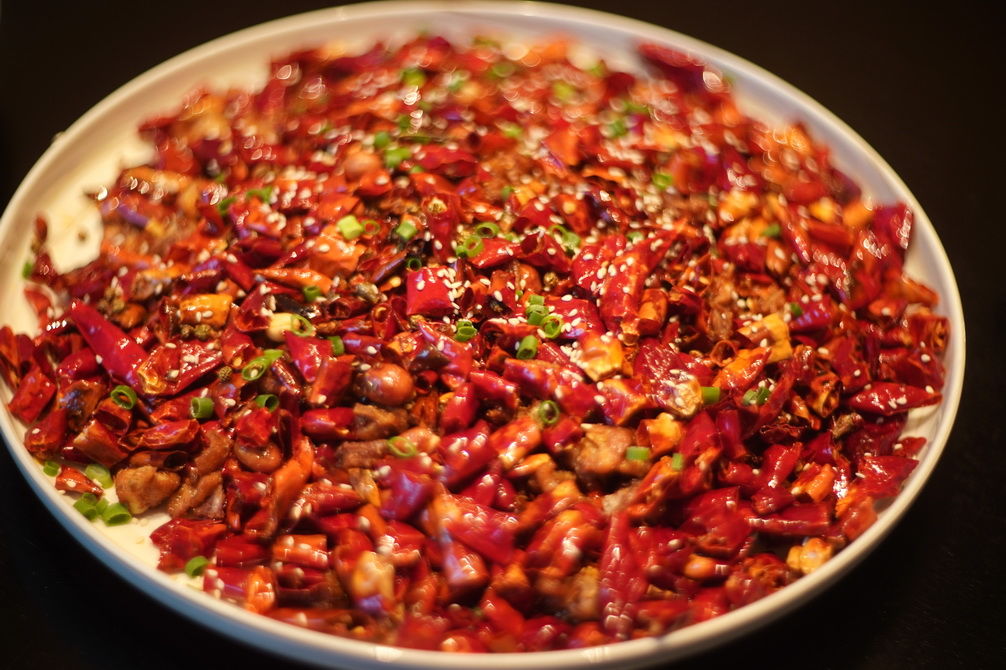 重庆品尝招牌辣子鸡，满盘辣椒找鸡如挖宝，五星级酒店怎么这么抠