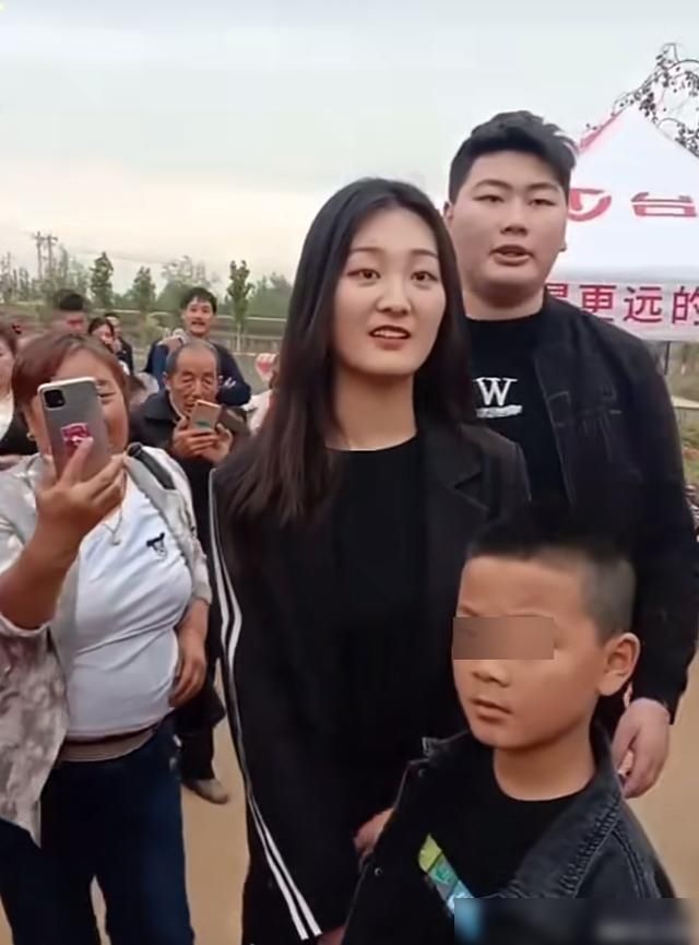 大衣哥儿媳被怼脸拍，成了村民拍摄新目标，家庭背景被曝光