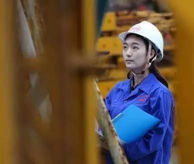 民工惊现结果工地搬砖,大家忍不住围观,美女让美女试高跟鞋图片
