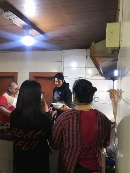 吴亦凡身材管理失败,网红面馆被偶遇,中年发福