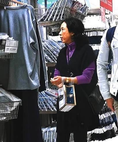 郭晶晶婆婆比媳妇还要节俭万倍,只逛街头小店买裤子仅花200港币