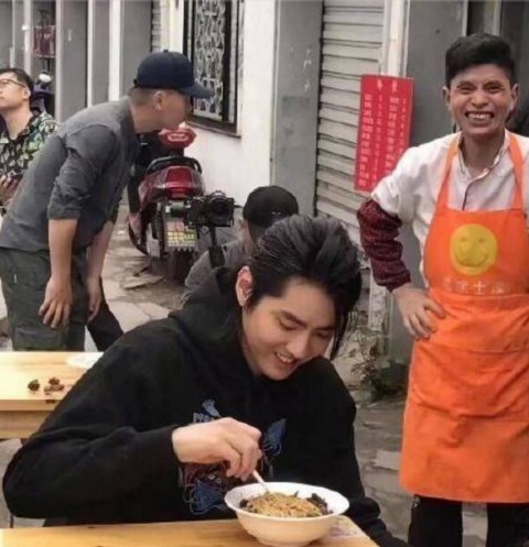 摊上事了?吴亦凡打卡南京面馆被整改,观众:拿