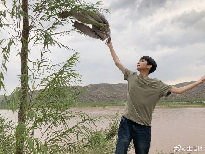 像极了爸妈朋友圈？王源土味游客照曝光