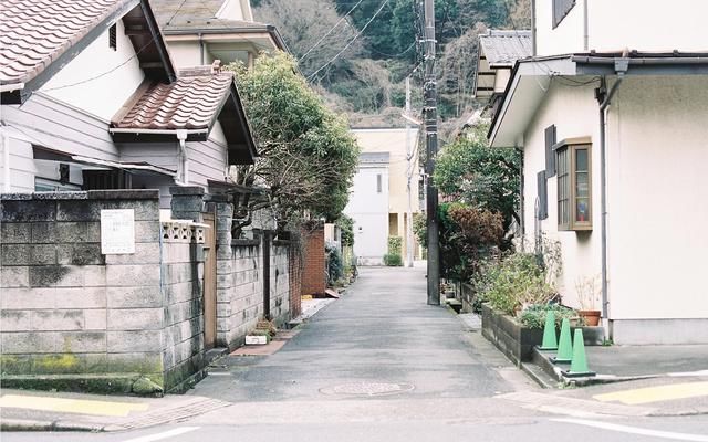 日本街道为啥这么干净？中国游客日本旅游，发现干净是被逼出来的