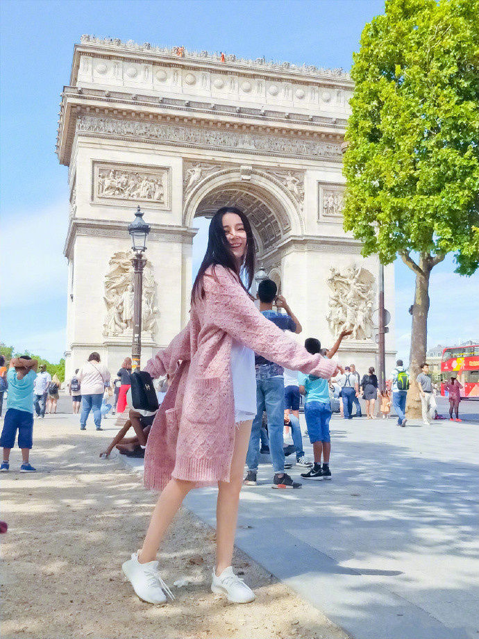 迪丽热巴v时尚时尚照片开,任意穿搭出大公,衣品美女镜前图片