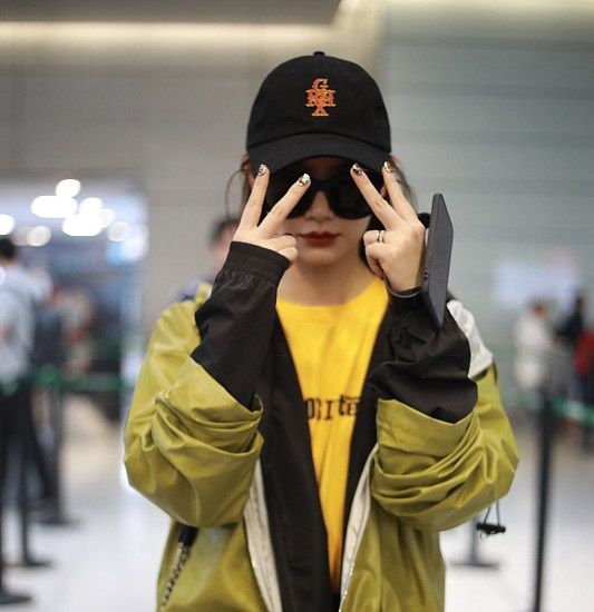 戚薇嫩黄草绿色衣服春天气息满满,涂暗红色口