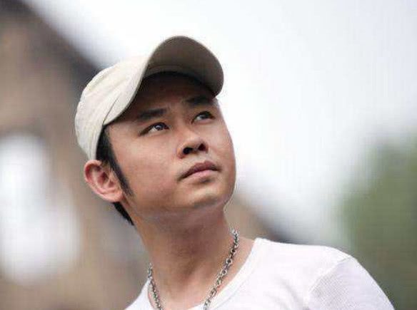 48岁刀郎近照,曾被前妻抛弃,二婚老婆漂亮贤惠,今发福认不出 银河娱乐官网下载