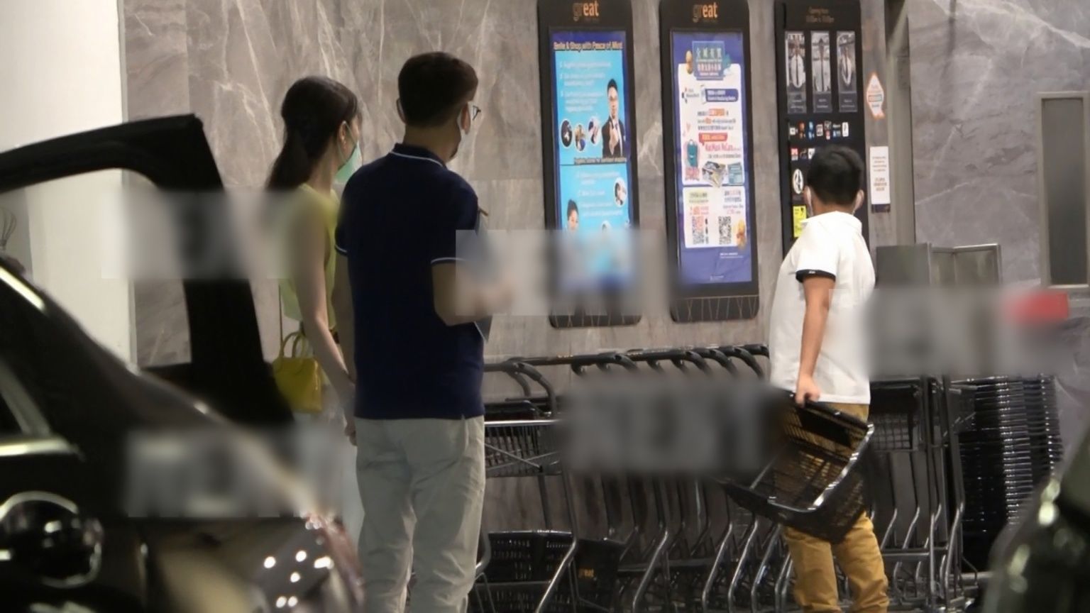 严管百亿富三代！李嘉欣夫妇携子购物，9岁许建彤独立自主很懂事