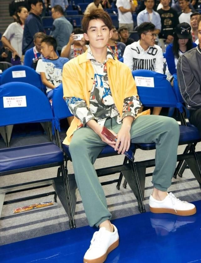 吴磊一身潮装打扮现身球赛现场,他投篮的样子
