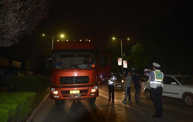 河南:鹤壁交警积极开展扫黑除恶专项行动