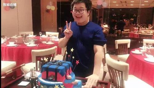 吃鸡主播蓝战非生日豪送8台苹果1万红包,实力