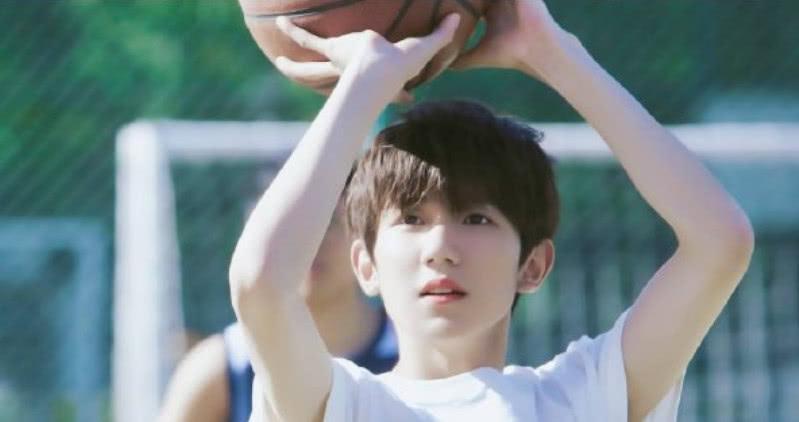 继蔡徐坤打篮球之后,王源也来秀球技,看到照片
