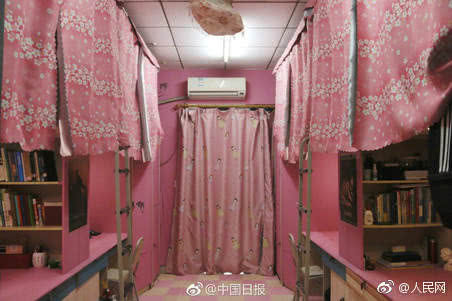 男生本子少女惊艳寝室网友:谁还没有个粉色心泳装校园女生图片