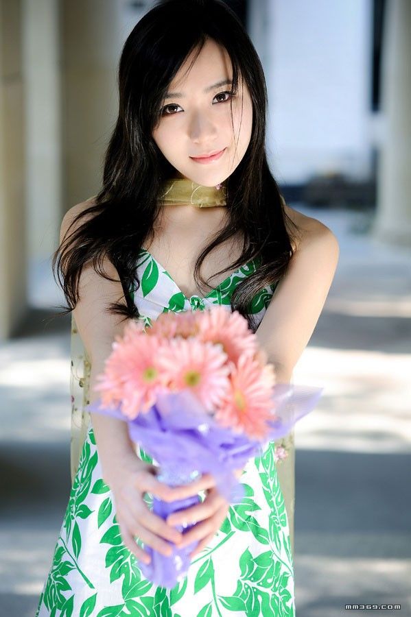 旅途中遇到的手捧花朵的女孩