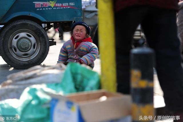 妈妈街头认出被拐儿子，儿子求妈妈救命，妈妈的这番话让人愤怒