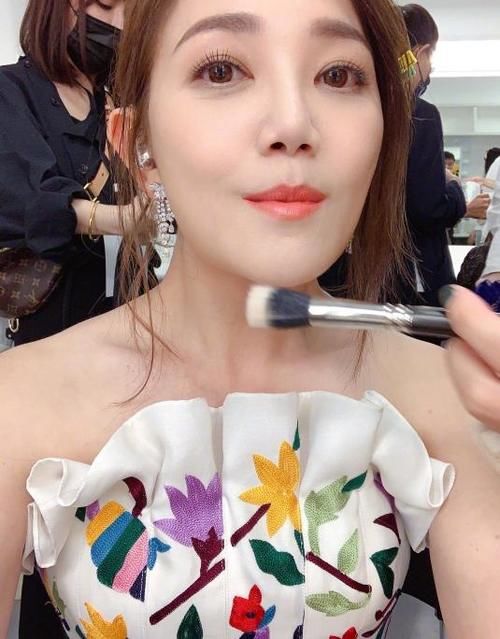 梁静茹六度角逐金曲影后失利，凌晨三点发文遗憾流泪