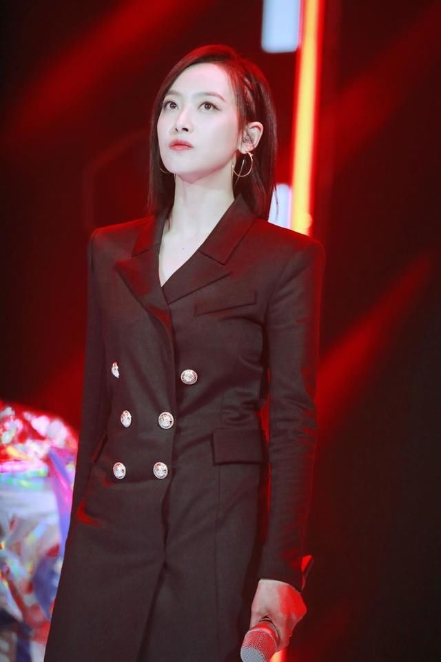 最近的宋茜人鱼姬眼妆火了,眼影夸张,网友:驾