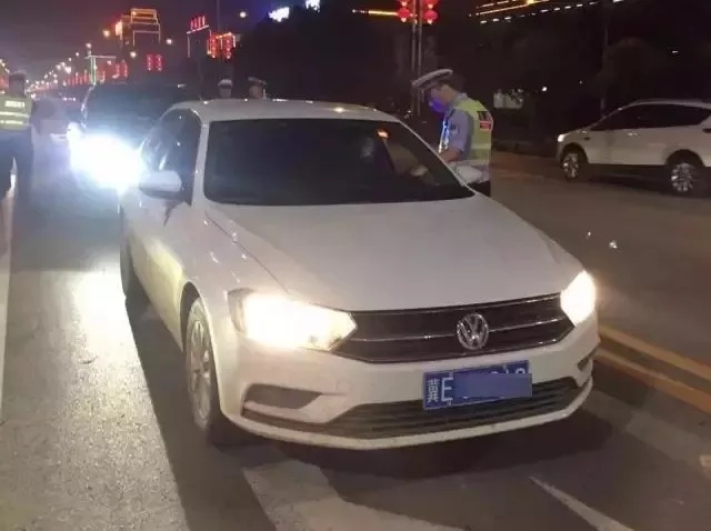 邢台交警依法严管交通秩序