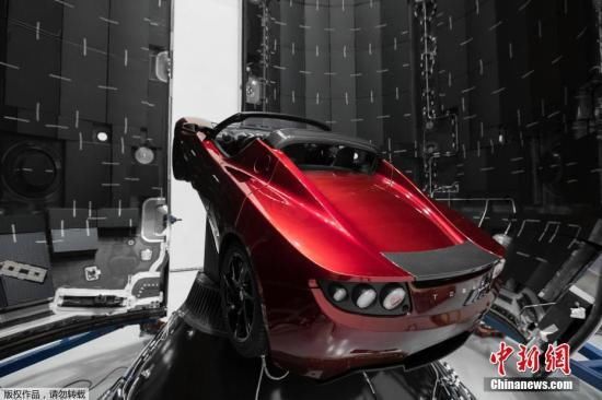 “猎鹰重型”火箭所载特斯拉跑车向小行星带移动