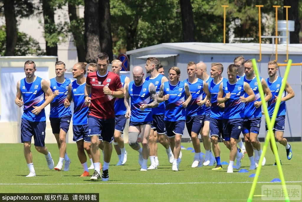 冰岛队举行首堂训练课 高温难挡球迷热情