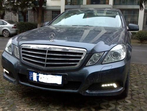 偶遇两辆奔驰E300L,一个大标一个立标,你喜欢
