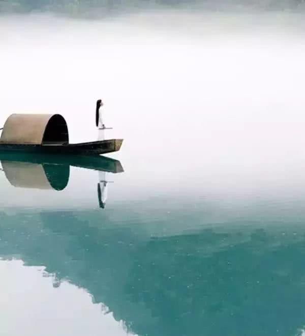 碧瓦朱甍无杰屋,乌篷画楫有新船