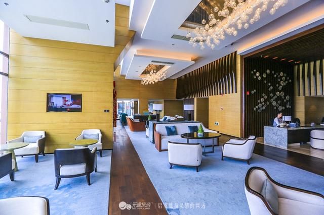 三亚山海天万豪，走出酒店便是海