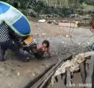 10岁女孩被捆绑倒挂摩托车拖行数百米,涉事男子是亲爹,网友炸了