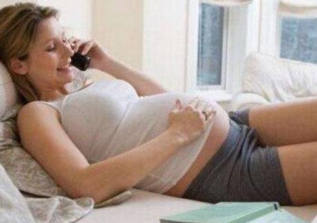 谁说孕期玩手机会导致胎儿畸形?育儿专家却不