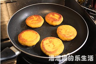 苦苣香菇玉米面贴饼子