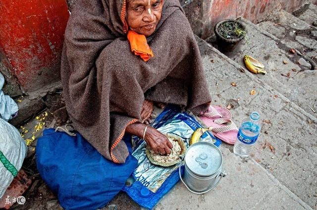 夫妇好心给乞丐饭吃,乞丐报恩留下一个破碗,竟