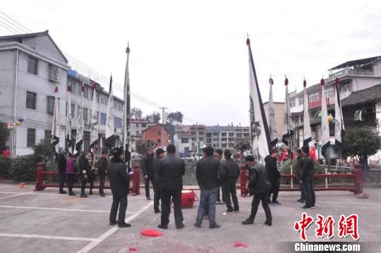 浙江兰溪:村民舞起龙虎旗庆新年 现场蔚为壮观