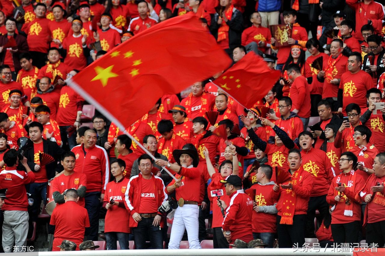 中国球迷气势如虹的17个泪目瞬间，豪言:国足进决赛，他们就包场