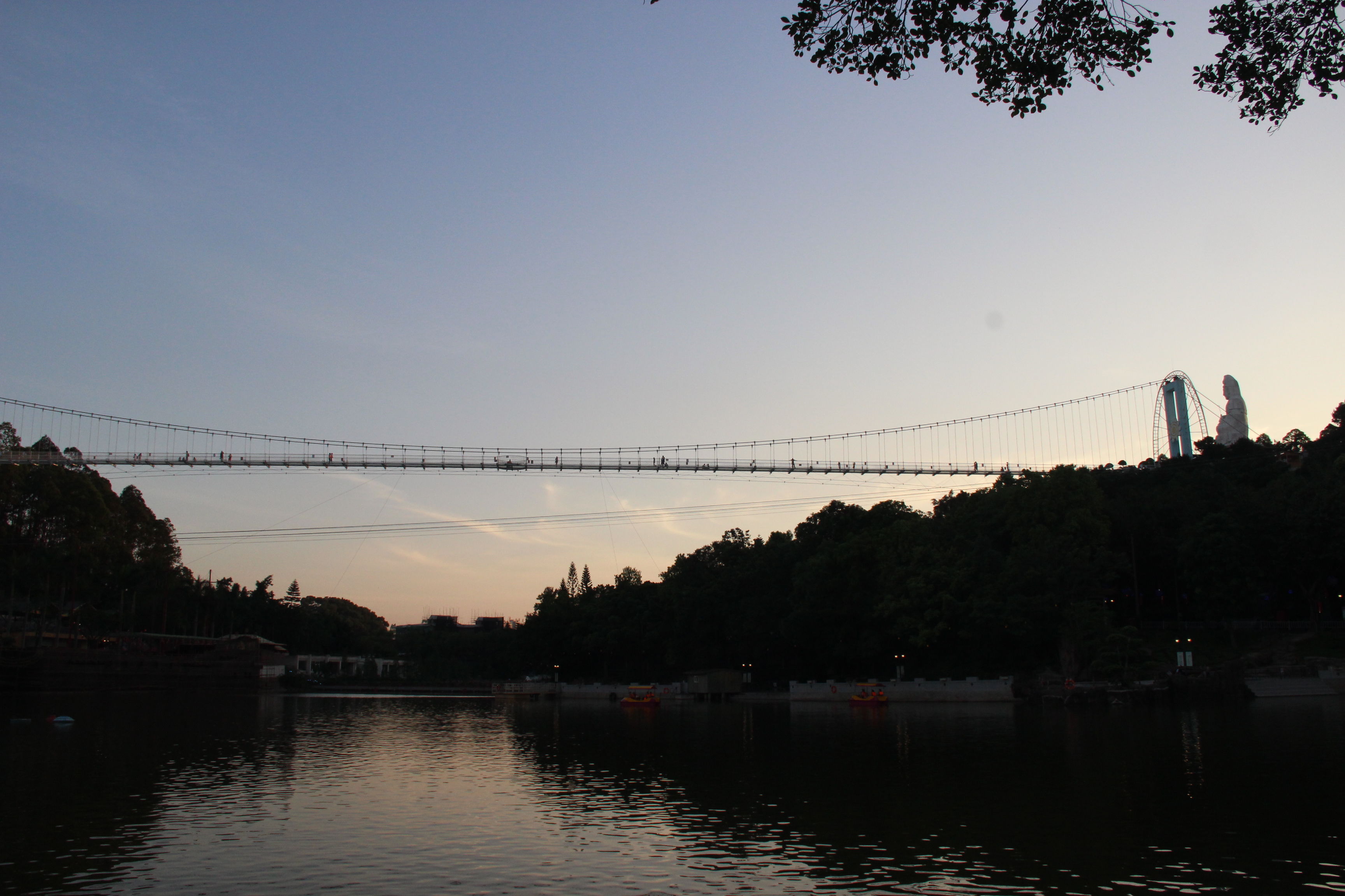 东莞常平玻璃桥:桥上看风景的人,本身也成了风