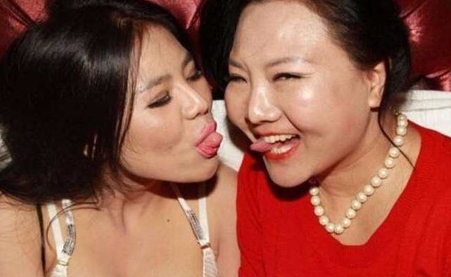 看完干露露早期和妈妈的照片,再看现在捞金的