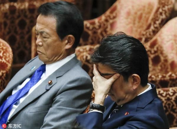 安倍出席财政预算会议 与麻生太郎同排闭眼“打瞌睡”