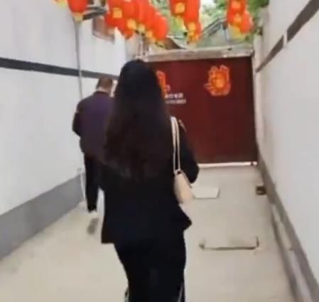 大衣哥儿媳妇婚后首亮相，觉被追拍一路小跑，面带微笑回应显尴尬