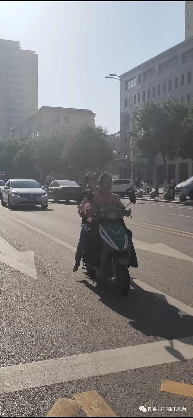 不按规定车道行驶